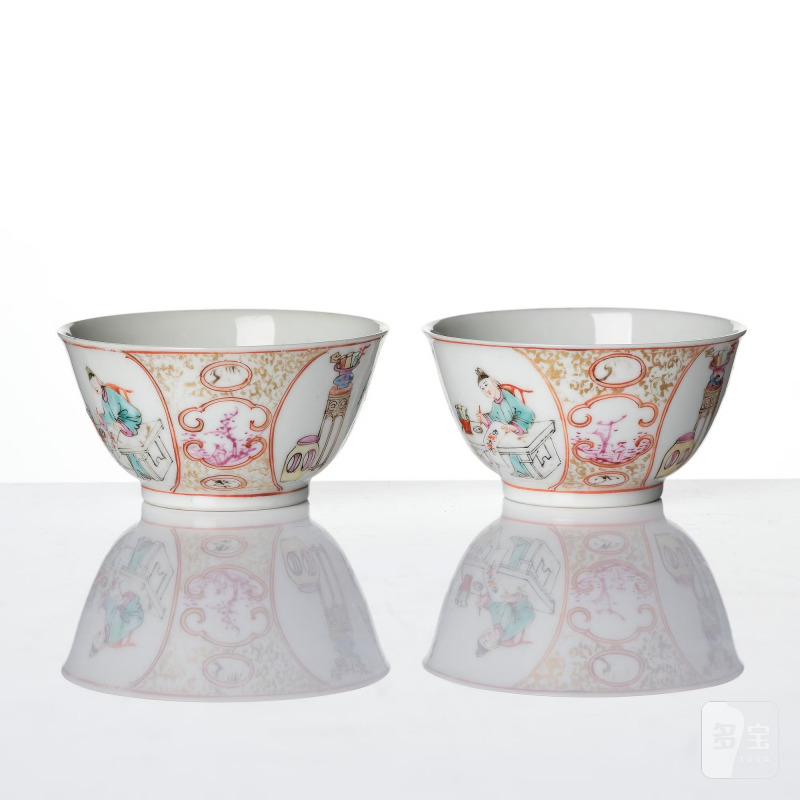 A pair of famille rose 'figural' tea cups with saucers, - 图6